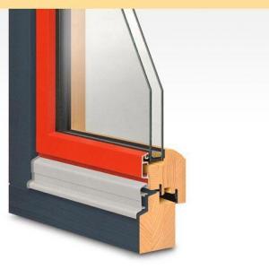 Querschnitt eines Holz-Alu-Fensters mit Isolierverglasung und rotem Rahmen.