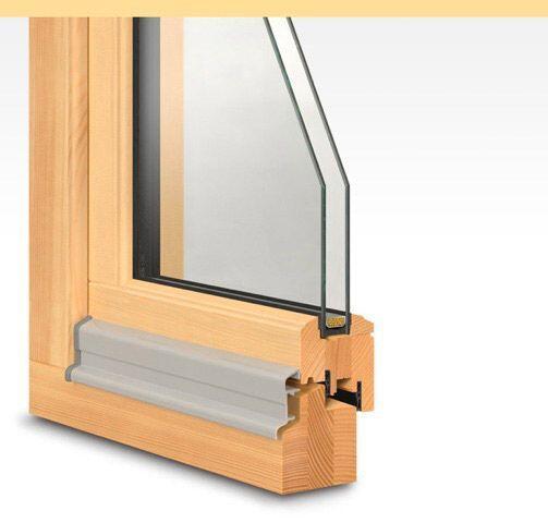 Holzfenster mit klassischer Profilierung an Flügel, Glasfalz und Glasleiste