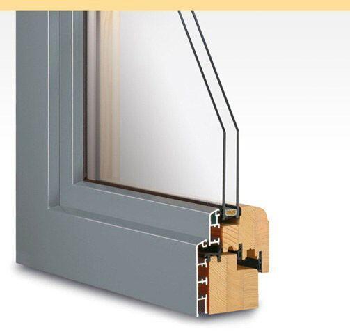 Querschnitt eines modernen Holz-Aluminium-Fensters mit sanft gerundeten Kanten und flächenversetzter Konstruktion für zeitlose Fassadengestaltung.